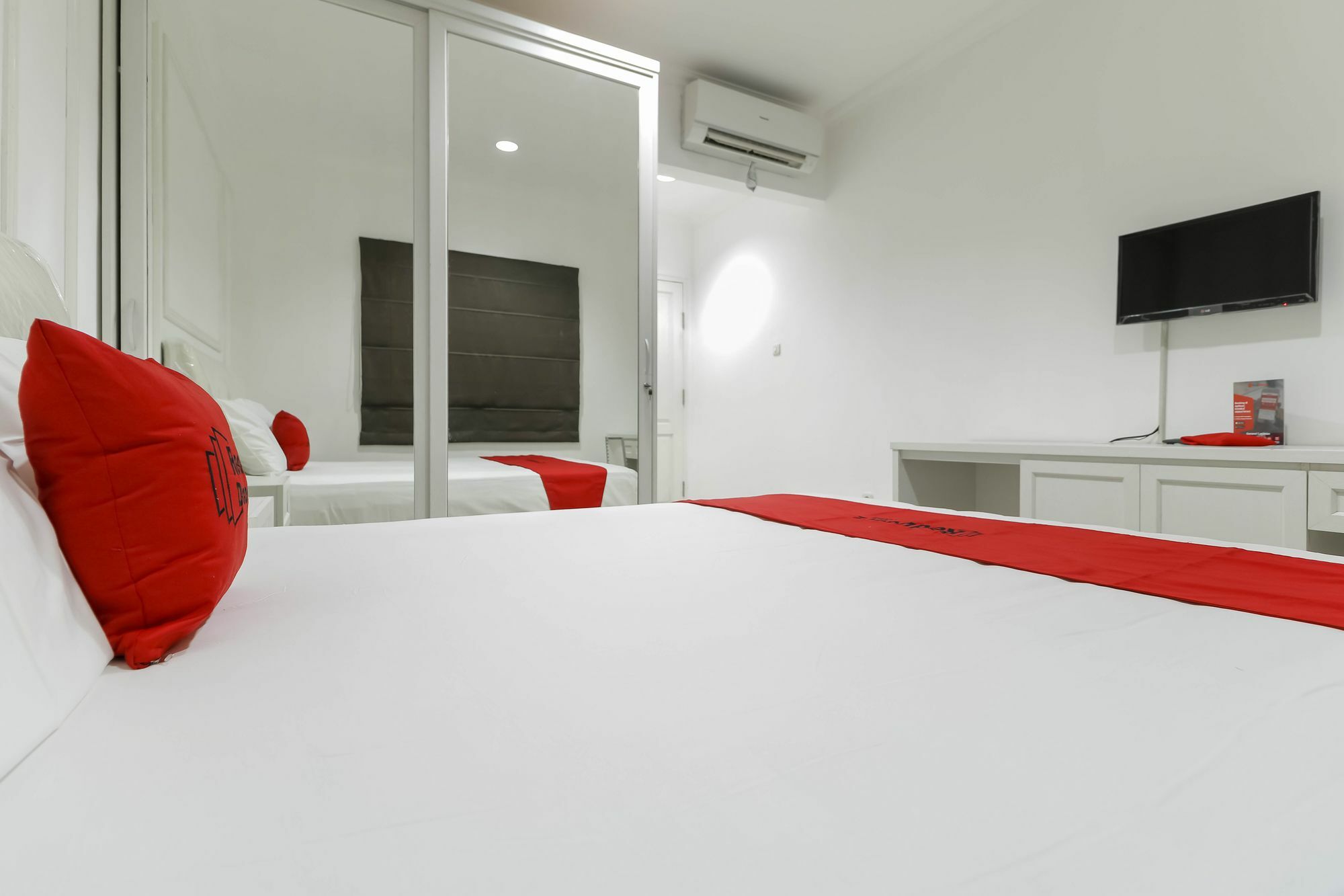 RedDoorz Plus @ Setiabudi Barat Jakarta Exterior foto