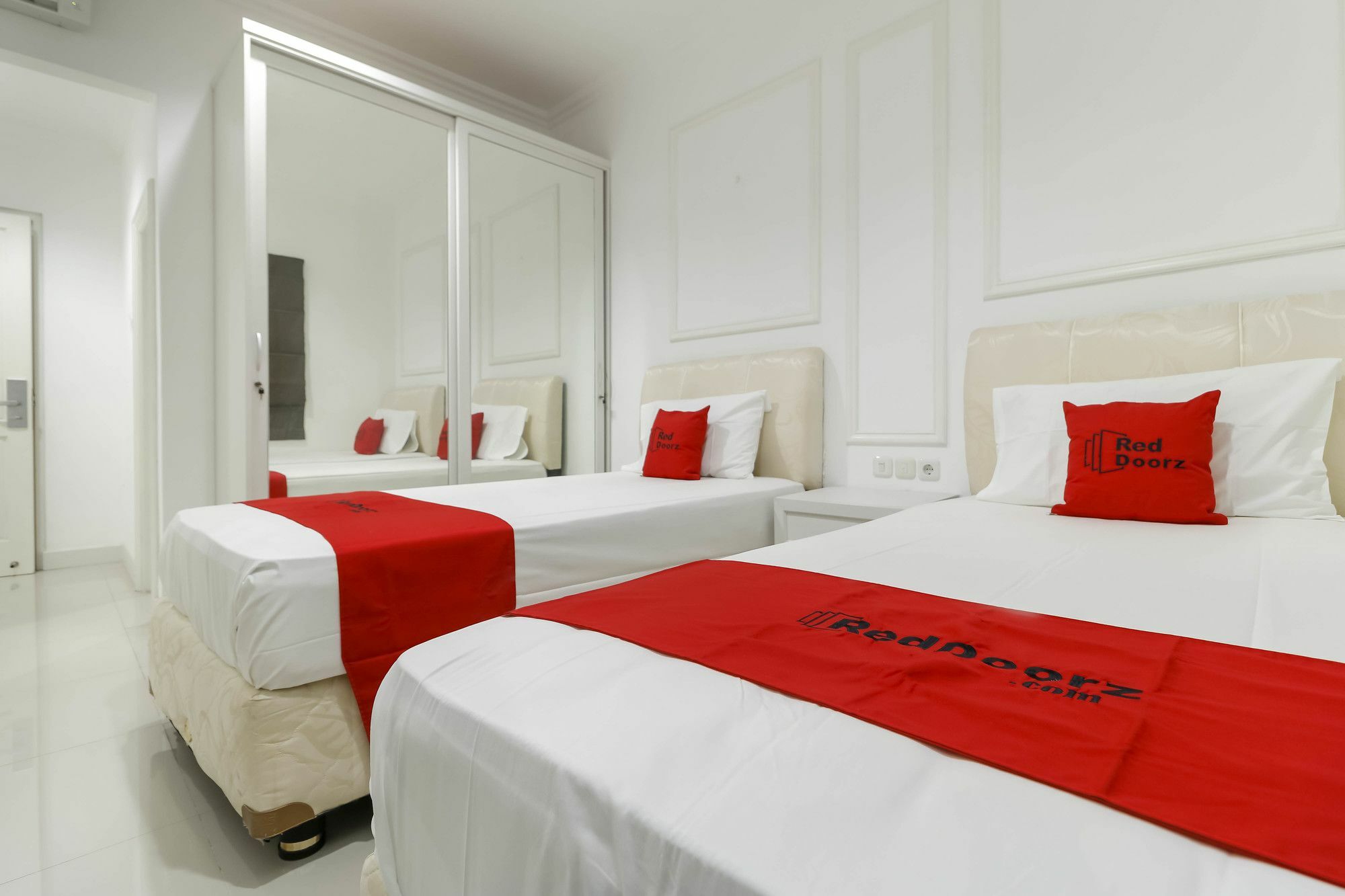 RedDoorz Plus @ Setiabudi Barat Jakarta Exterior foto