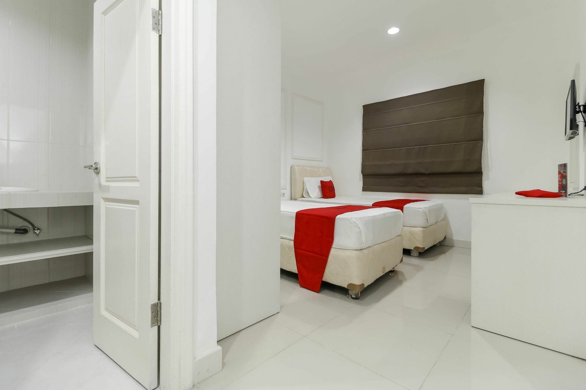 RedDoorz Plus @ Setiabudi Barat Jakarta Exterior foto