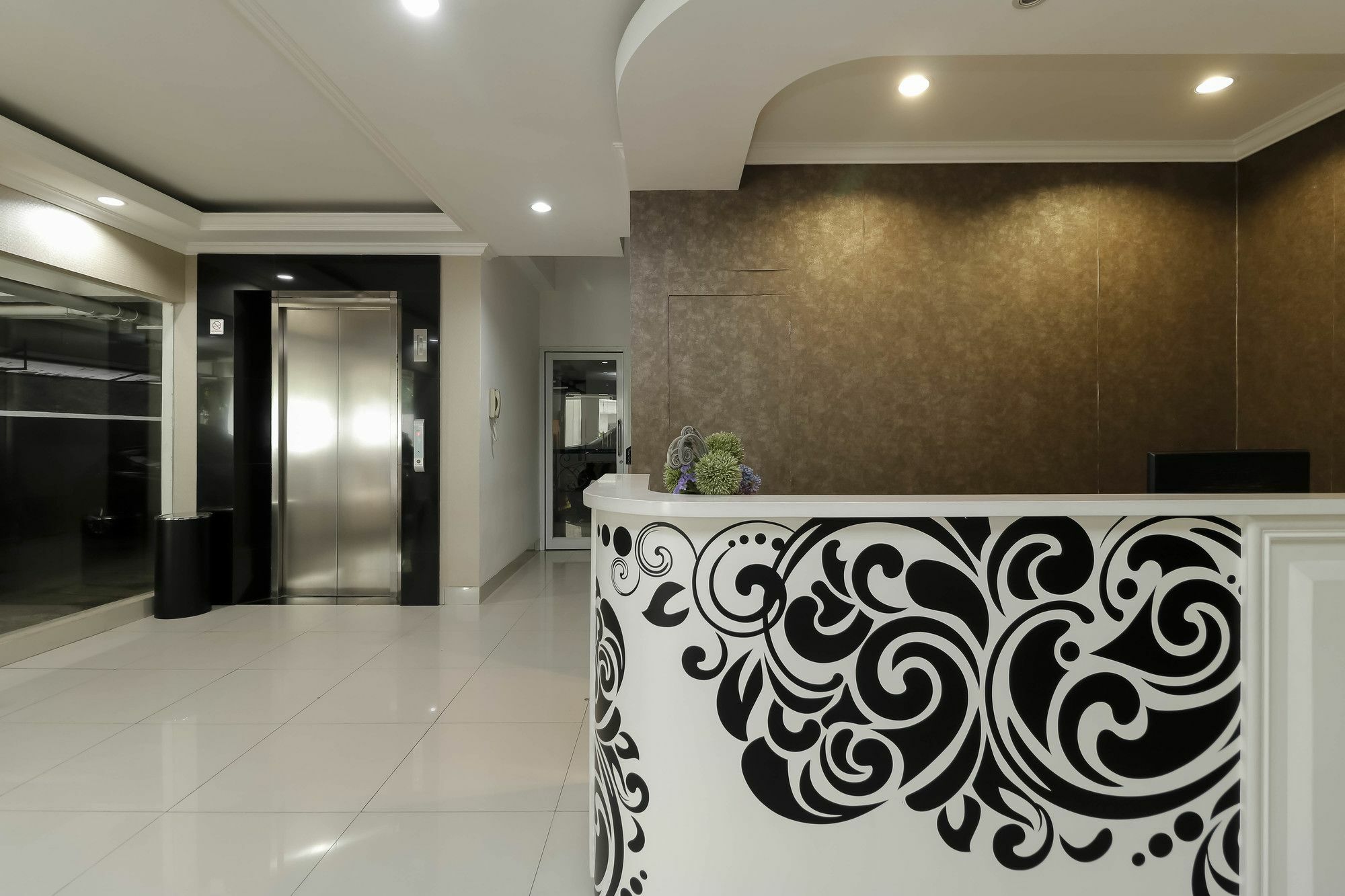 RedDoorz Plus @ Setiabudi Barat Jakarta Exterior foto