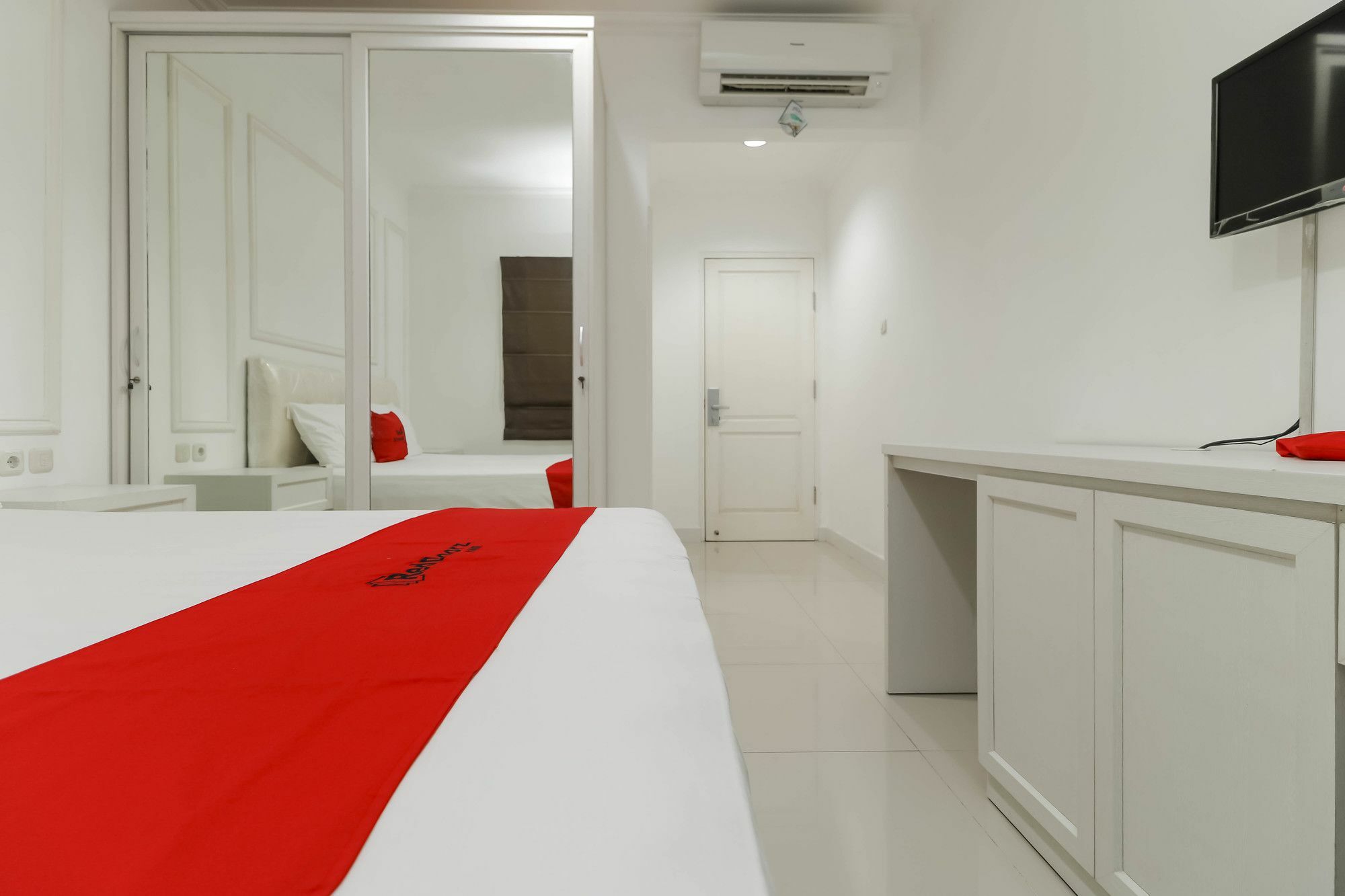 RedDoorz Plus @ Setiabudi Barat Jakarta Exterior foto